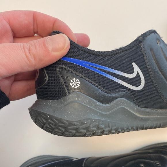 Nike Boys Indoor soccer shoes size 2.5 - Picture 4 of 5
